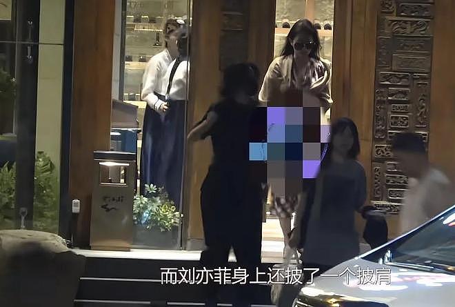 刘亦菲在北京吃烤肉，素颜戴墨镜气场强大，大夏天仍旧披着厚披肩（组图） - 5