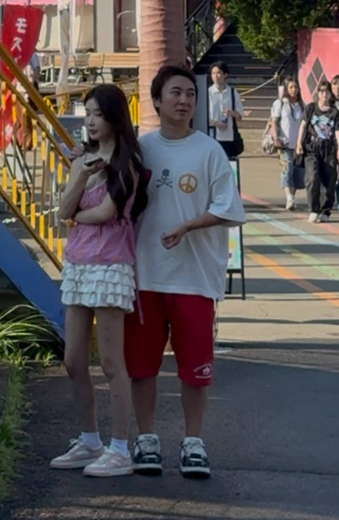 王思聪现身日本被偶遇，和新女伴逛街举止亲密，与懒懒恋情引猜测（组图） - 2