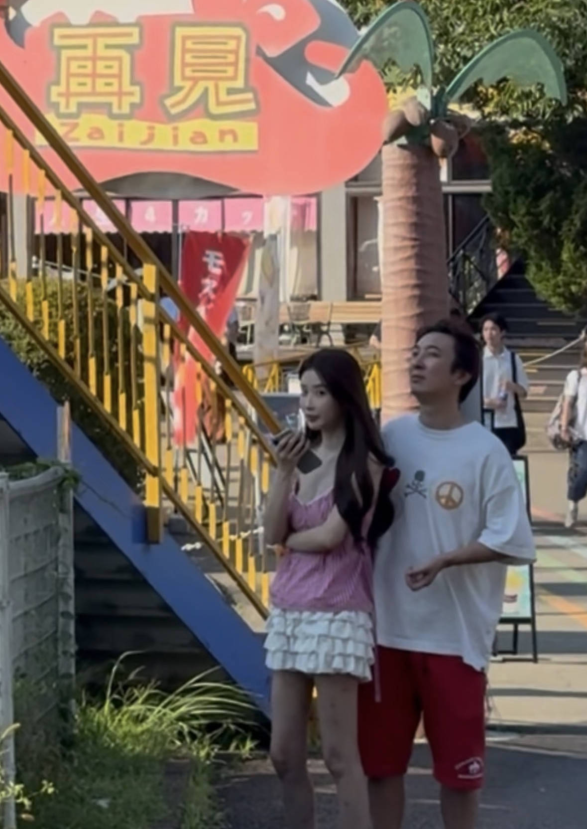 王思聪现身日本被偶遇，和新女伴逛街举止亲密，与懒懒恋情引猜测（组图） - 1