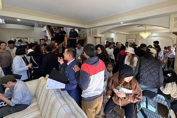 250人现场围观拍卖的房子刷新区域记录（组图） - 1