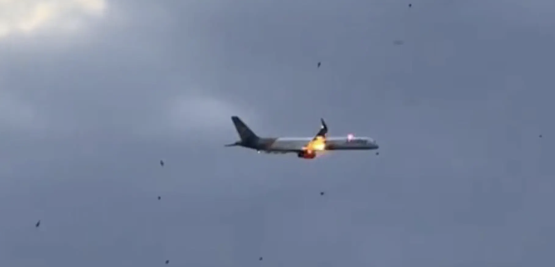 恐怖！载281人波音客机高空引擎喷火，乘客哭等坠机 “遗书都写好了“（视频/组图） - 2