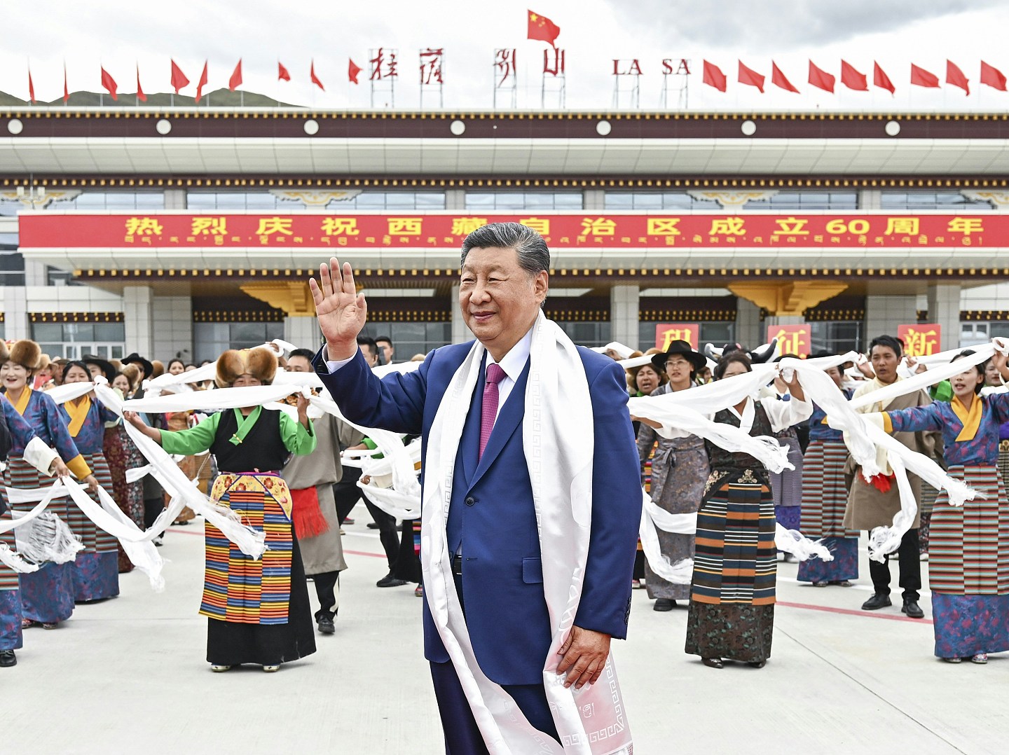 习近平率中央代表团抵拉萨，出席西藏自治区成立60周年庆祝活动（组图） - 5