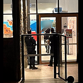 澳洲幼儿园惊魂！28岁男子一路血迹闯入身亡，老师护着6名孩子奇迹获救（组图） - 4