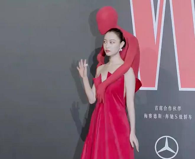 W盛典红毯生图来了！杨幂中分显秃，刘诗诗双目无神，唐嫣太瘦（组图） - 13