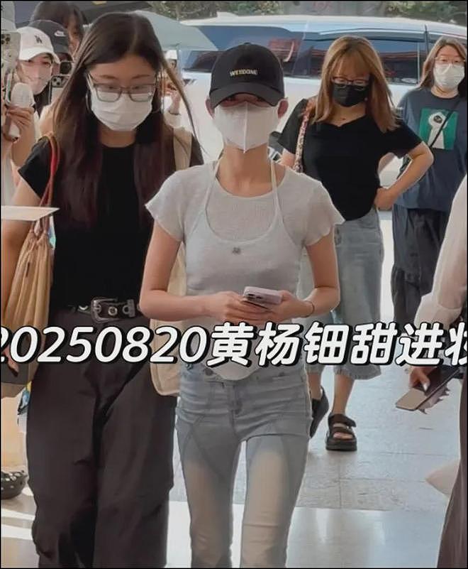 黄杨钿甜“天价耳环”后复出!低调现身横店拍戏,遭网友强烈抵制(组图) - 1