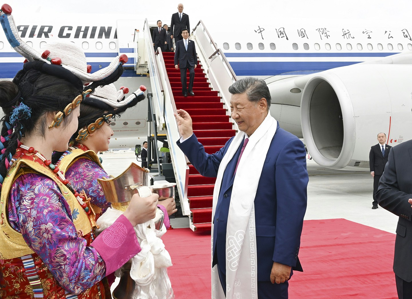 习近平率中央代表团抵拉萨，出席西藏自治区成立60周年庆祝活动（组图） - 3