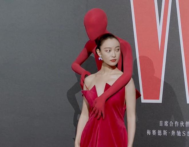 W盛典红毯生图来了！杨幂中分显秃，刘诗诗双目无神，唐嫣太瘦（组图） - 11