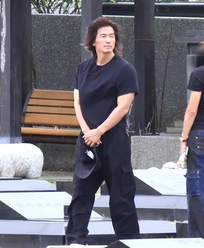 47岁吴建豪离婚7年曝新恋情，疑携女友出席婚礼，妈妈在旁陪伴（组图） - 11