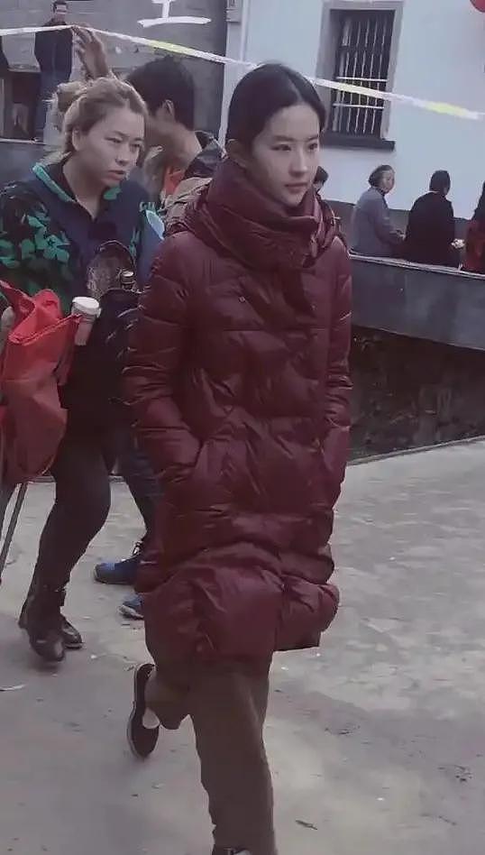 刘亦菲在北京吃烤肉，素颜戴墨镜气场强大，大夏天仍旧披着厚披肩（组图） - 9