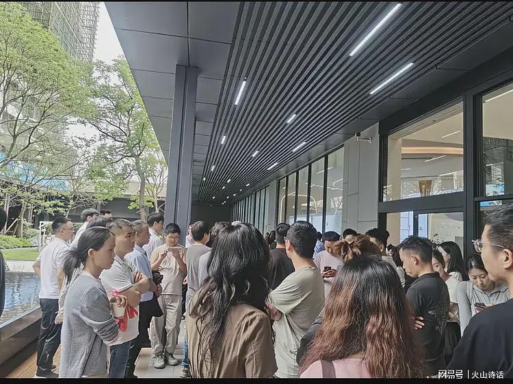 悲催!网传广州一开发商突然降价超50%,老业主集体去售楼部大闹(组图) - 2