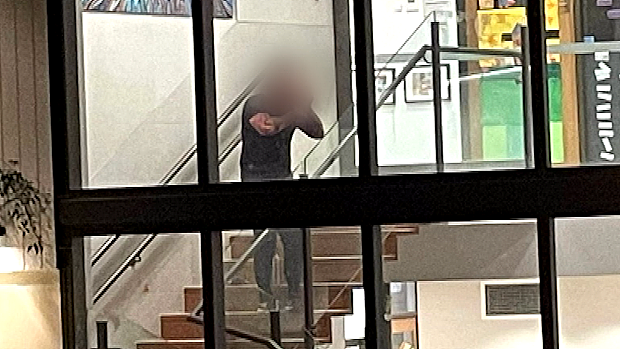 澳洲幼儿园惊魂！28岁男子一路血迹闯入身亡，老师护着6名孩子奇迹获救（组图） - 3