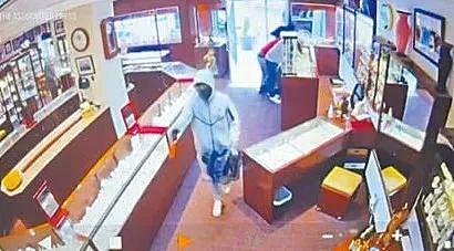 一珠宝店遭4名蒙面贼打劫，90秒抢走价值200万美元财物，事发时警察局长在几米外就餐，他与下属对抢劫案毫不知情（组图） - 1