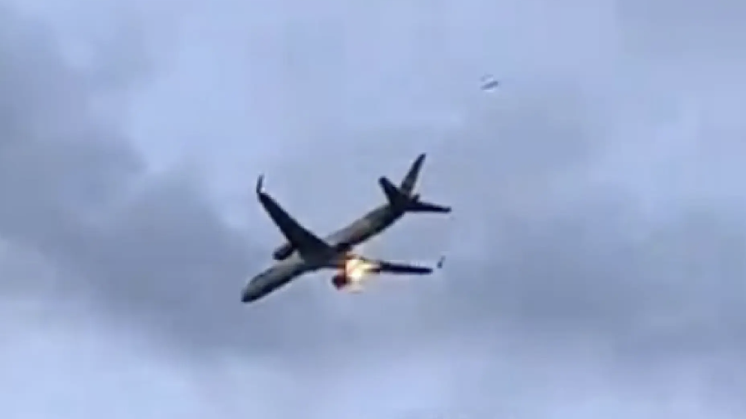 恐怖！载281人波音客机高空引擎喷火，乘客哭等坠机 “遗书都写好了“（视频/组图） - 4
