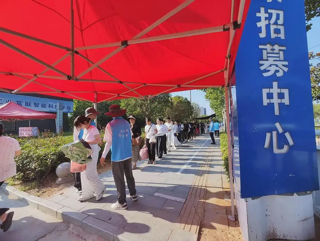 “忙3个月就能赚2万多元”，郑州富士康求职者排起几百米长队，每天多达数千人（组图） - 1