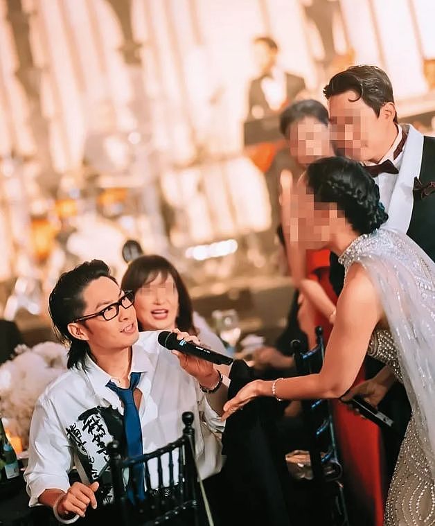 47岁吴建豪离婚7年曝新恋情，疑携女友出席婚礼，妈妈在旁陪伴（组图） - 7