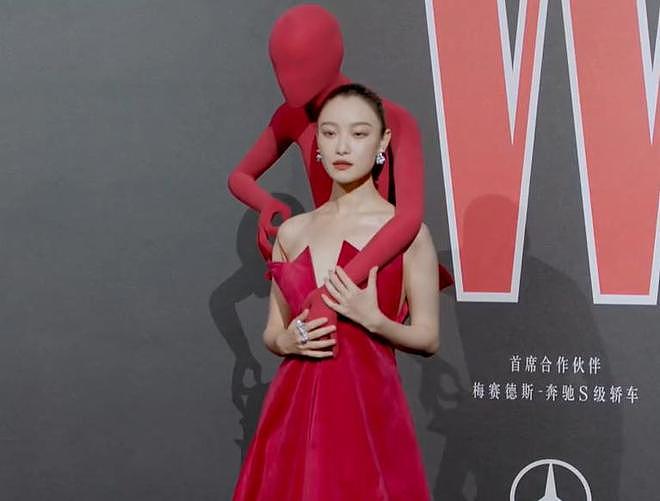 W盛典红毯生图来了！杨幂中分显秃，刘诗诗双目无神，唐嫣太瘦（组图） - 12