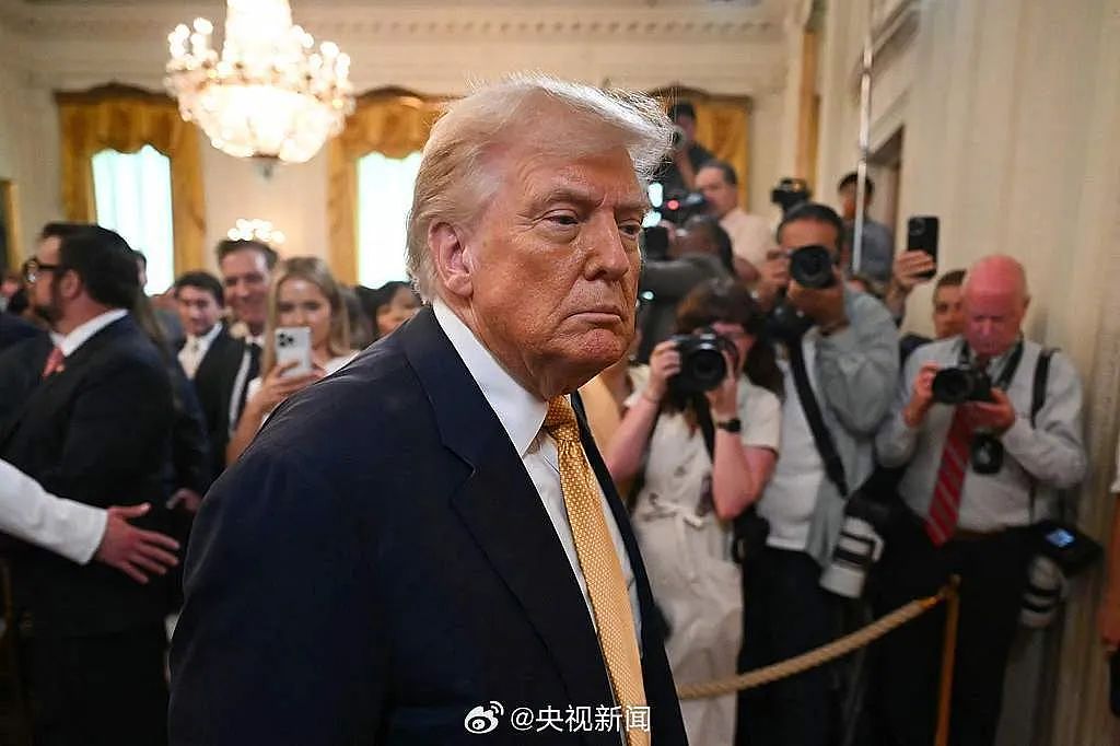 特朗普称将帮助乌克兰进行防卫,但不会派地面部队,谈俄乌会晤:希望普京表现良好,泽连斯基做他该做的事(组图) - 1