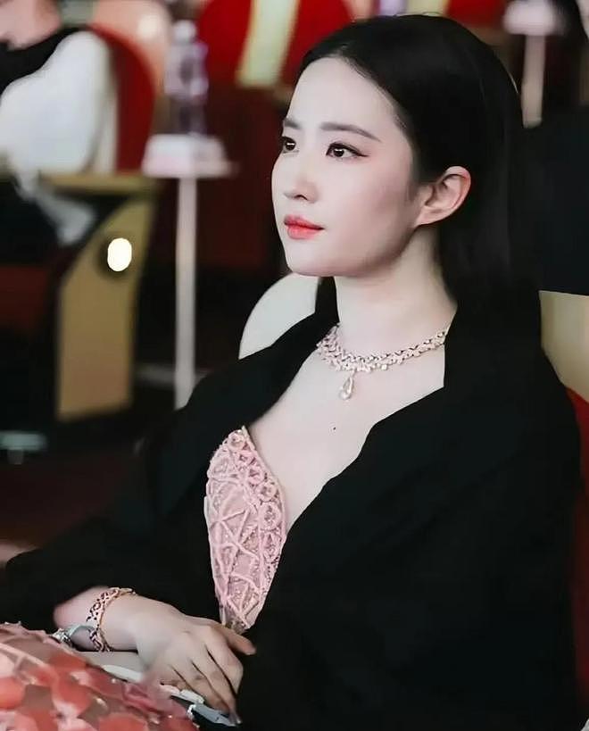 刘亦菲在北京吃烤肉，素颜戴墨镜气场强大，大夏天仍旧披着厚披肩（组图） - 10