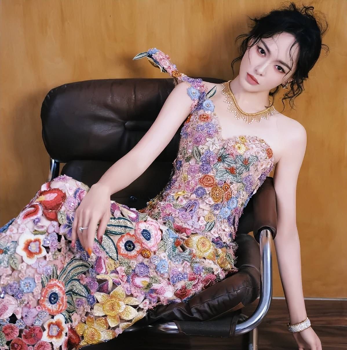 W盛典女明星杀疯了！热巴杨幂比拼顶奢高定，刘诗诗资源不如唐嫣（组图） - 18