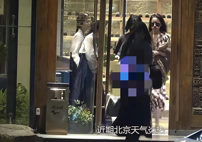 刘亦菲在北京吃烤肉，素颜戴墨镜气场强大，大夏天仍旧披着厚披肩（组图） - 4