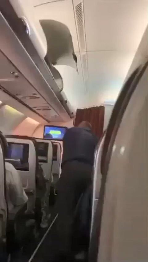 机舱男乘客偷行李断正，被物主拍片并当场狂殴画面疯传（组图） - 2