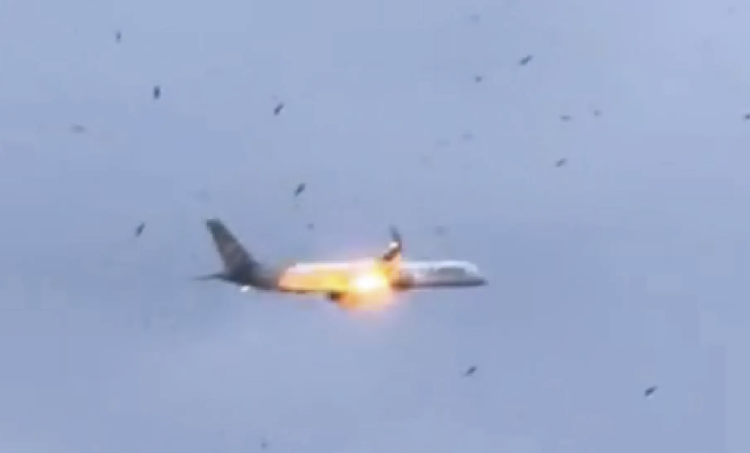 恐怖！载281人波音客机高空引擎喷火，乘客哭等坠机 “遗书都写好了“（视频/组图） - 3