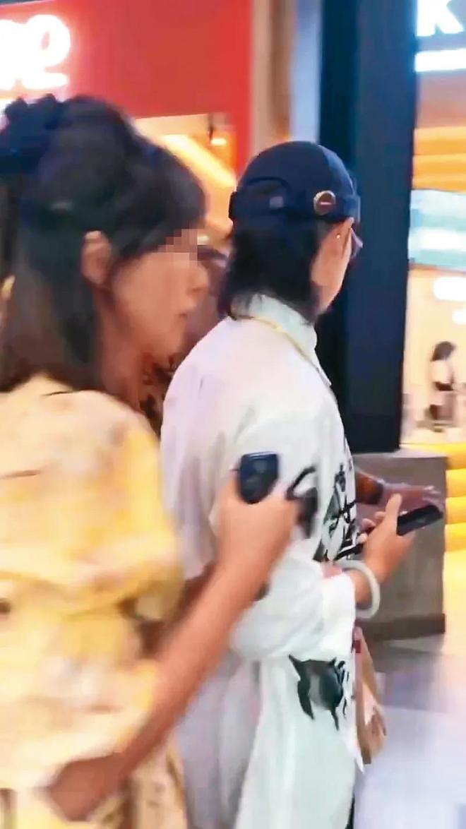 47岁吴建豪离婚7年曝新恋情，疑携女友出席婚礼，妈妈在旁陪伴（组图） - 6