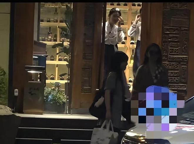 刘亦菲在北京吃烤肉，素颜戴墨镜气场强大，大夏天仍旧披着厚披肩（组图） - 6