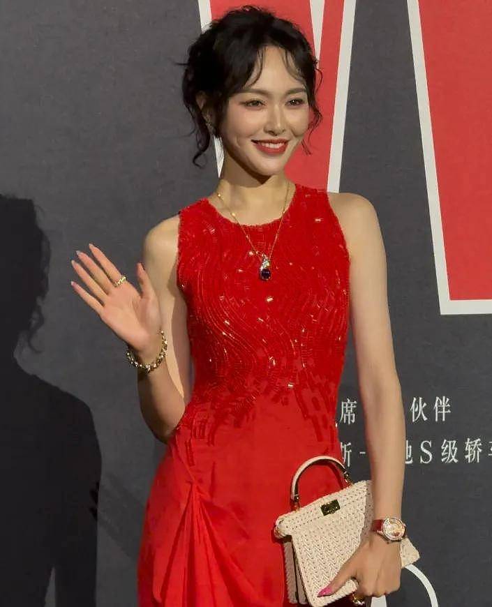 W盛典女明星杀疯了！热巴杨幂比拼顶奢高定，刘诗诗资源不如唐嫣（组图） - 22