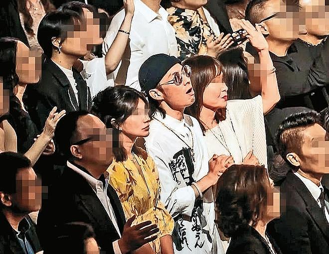 47岁吴建豪离婚7年曝新恋情，疑携女友出席婚礼，妈妈在旁陪伴（组图） - 4