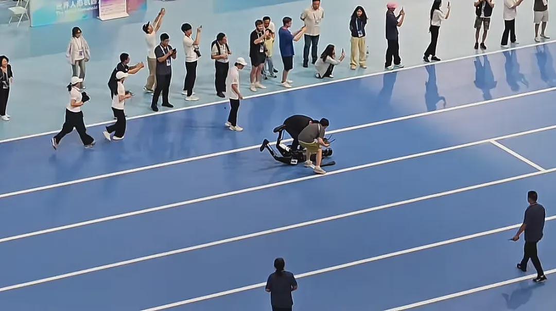 号称“取代人类”的史诗级机器人，只会边偷袭人类、边绊倒自己（组图） - 8