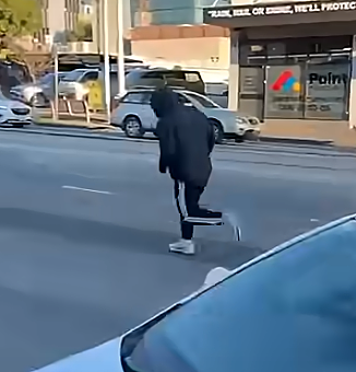 啥世道？！墨尔本街头，光天化日下直接要抢奔驰车，众人出手（视频/组图） - 3