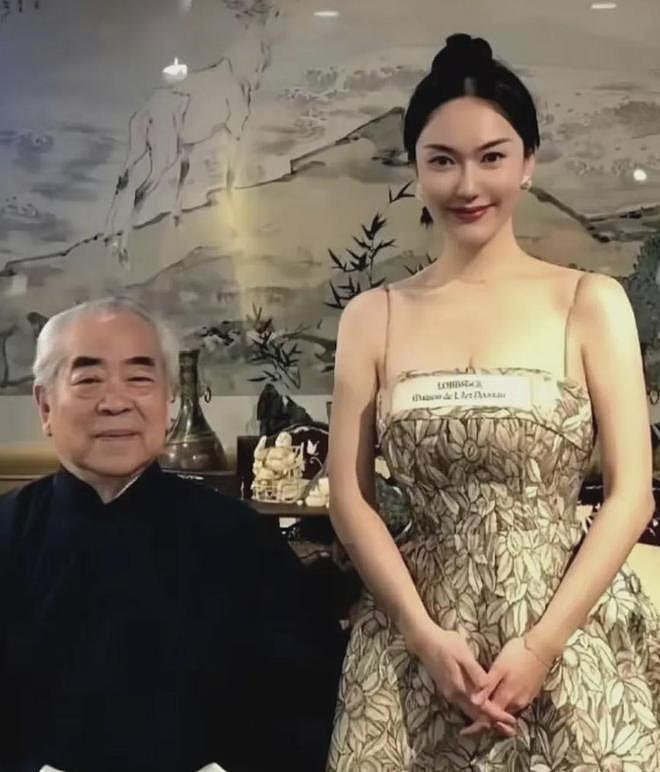 范曾晚节不保?亲题牌匾下堆满烂鞋,还曾给释永信美女弟子题字(组图) - 1