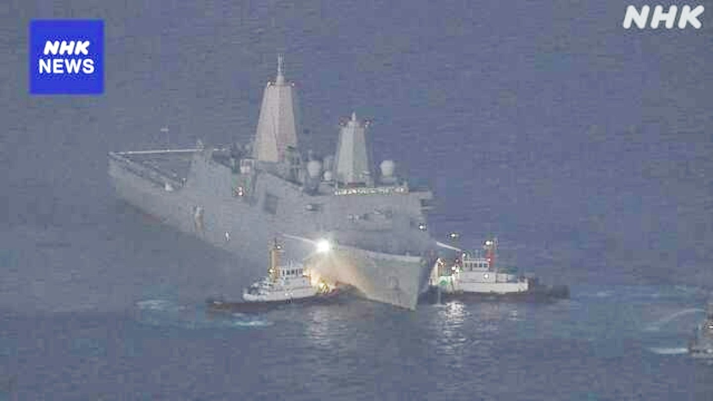 美国两栖军舰冲绳附近海域起火,日本派员救援灭火,暂无伤亡报告(组图) - 1