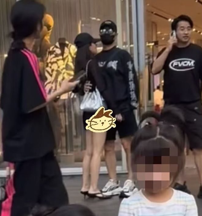汪峰森林北比小情侣还恩爱！当街搂在一起，森林北下巴靠他肩膀“望夫眼”好甜（组图） - 4