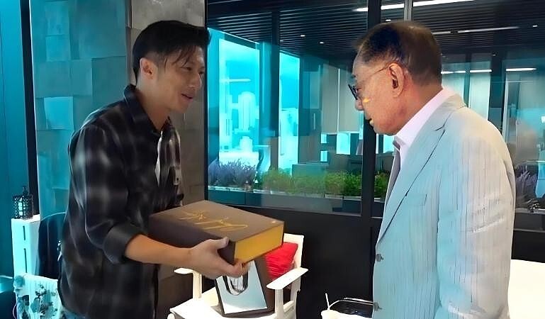 英皇负债谢霆锋疯狂加班，霍汶希带货，为何内娱做不到如此和谐（组图） - 13