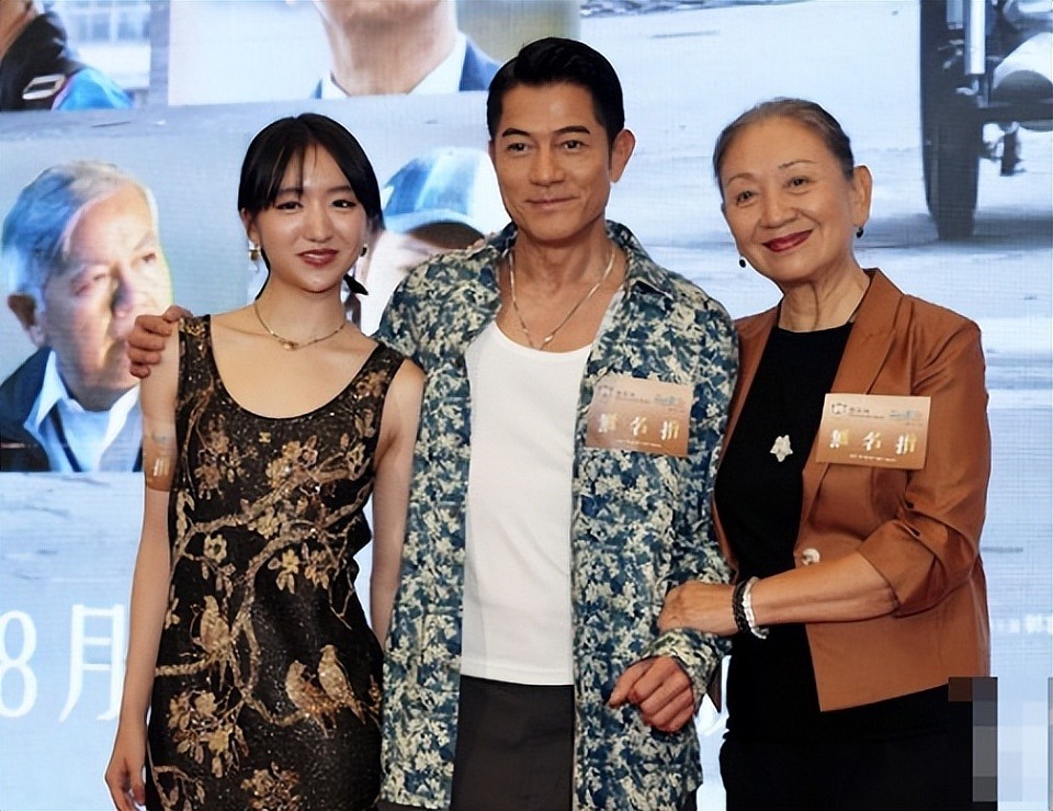 方媛打出租车送女儿上学，怀孕八个月还那么美，不用司机保姆帮郭富城省钱（组图） - 9