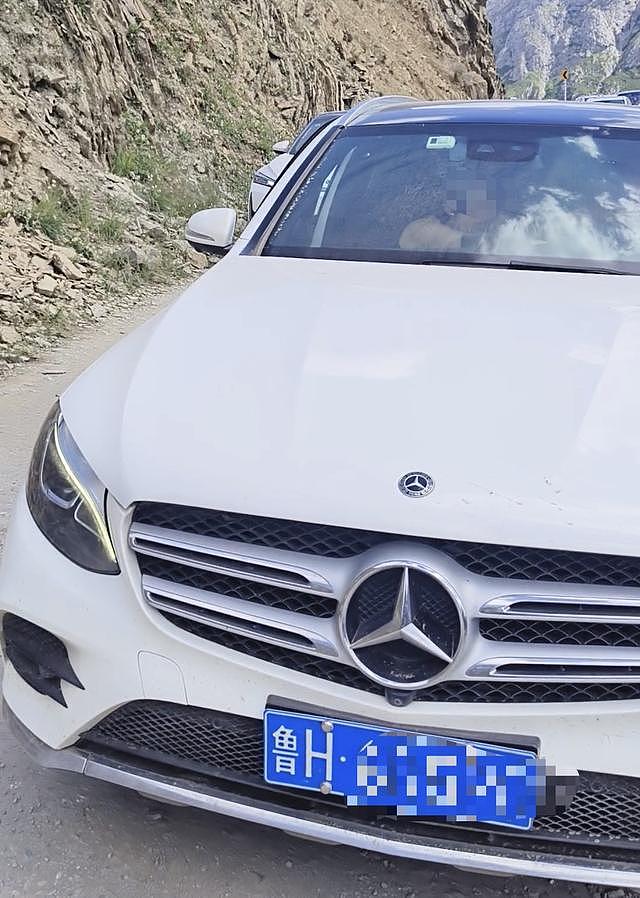 女子开奔驰逼停摩托车并下车猛踹其尾箱，警方再通报（组图） - 3