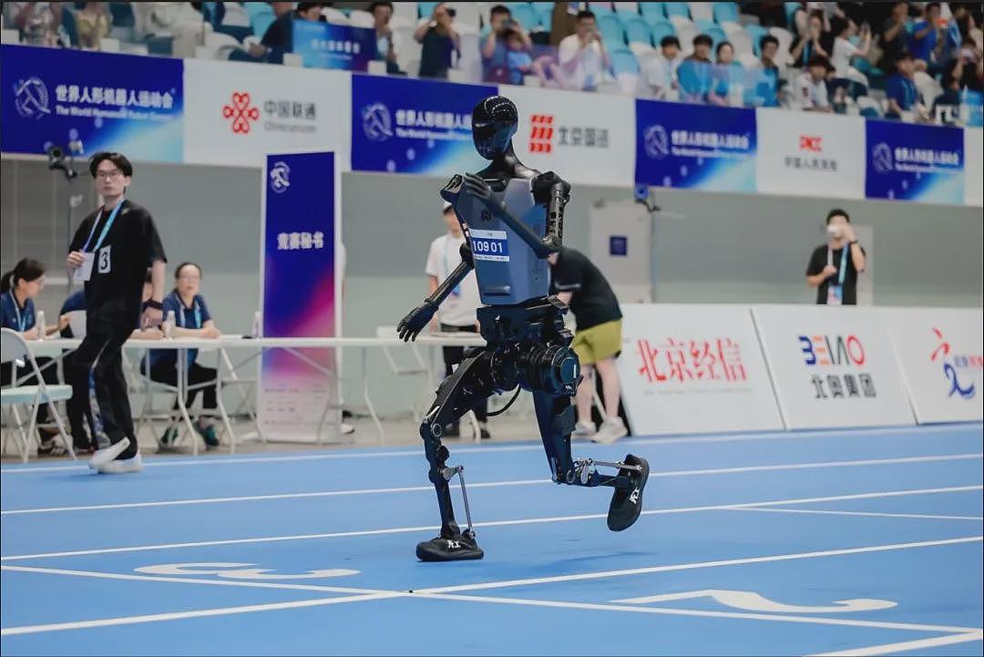 号称“取代人类”的史诗级机器人，只会边偷袭人类、边绊倒自己（组图） - 11