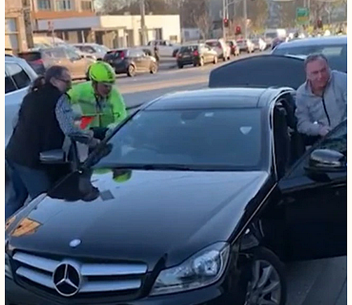 啥世道？！墨尔本街头，光天化日下直接要抢奔驰车，众人出手（视频/组图） - 1