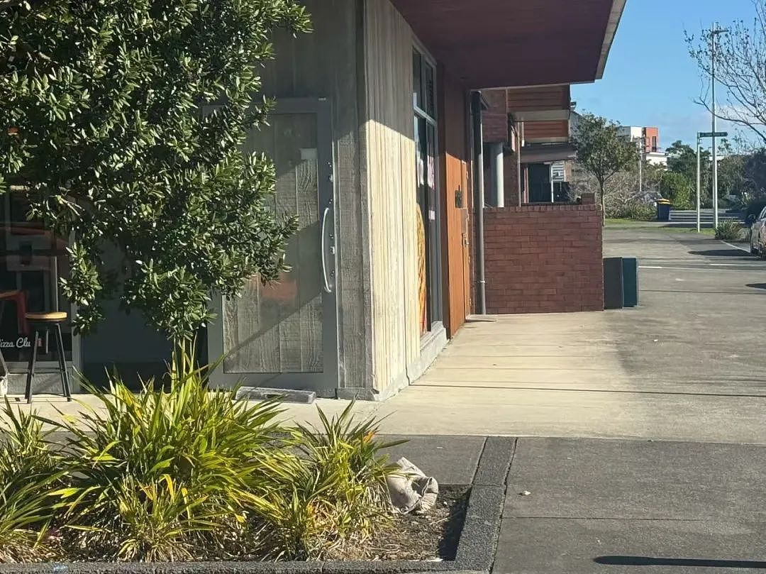 早高峰惊魂,北岸15辆警车追捕封路;当街抢鞋抢衣服,团伙持刀威胁;奥克兰海滨豪宅遭重创,万套房产被“降级”(组图) - 12