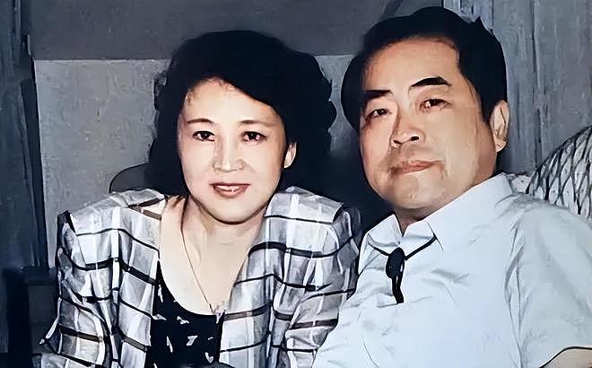 范曾晚节不保?亲题牌匾下堆满烂鞋,还曾给释永信美女弟子题字(组图) - 7