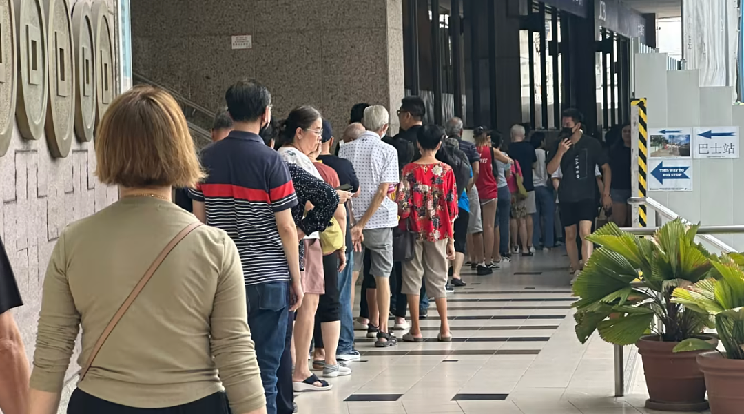 “如果没有中国，就没有新加坡…”网传中国妈妈携娃插队与本地人对骂，视频流出引热议（视频/组图） - 36