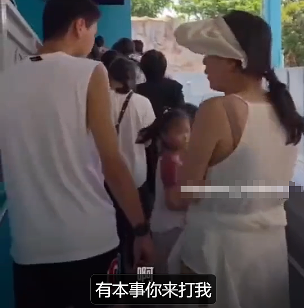 “如果没有中国，就没有新加坡…”网传中国妈妈携娃插队与本地人对骂，视频流出引热议（视频/组图） - 17