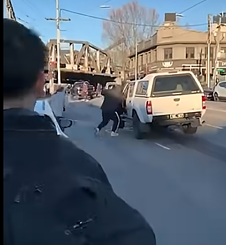 啥世道？！墨尔本街头，光天化日下直接要抢奔驰车，众人出手（视频/组图） - 4