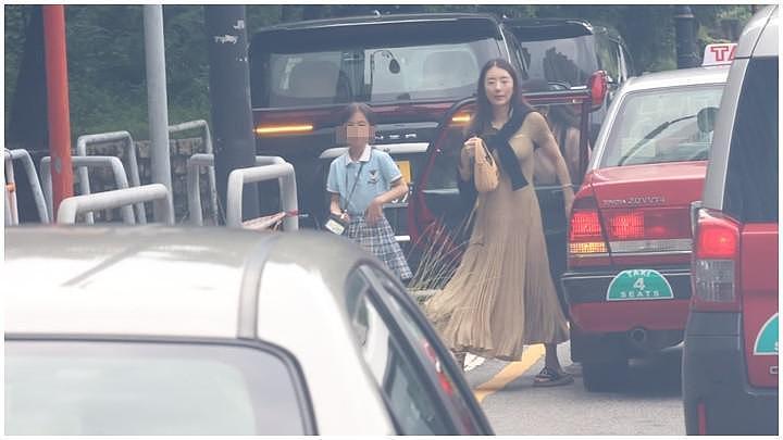 方媛打出租车送女儿上学，怀孕八个月还那么美，不用司机保姆帮郭富城省钱（组图） - 2