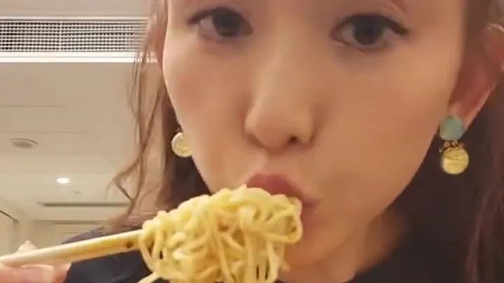 林志玲“吃播”上线：狂吸泡面，狂炫生煎（组图） - 11
