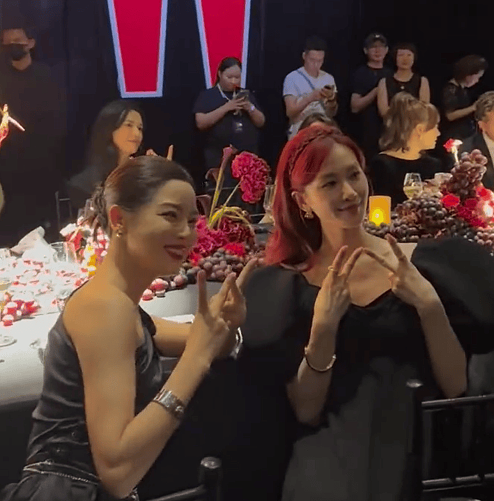 W盛典后台名场面！杨幂主动招呼热巴，倪妮造型夸张刘诗诗偷笑（组图） - 2