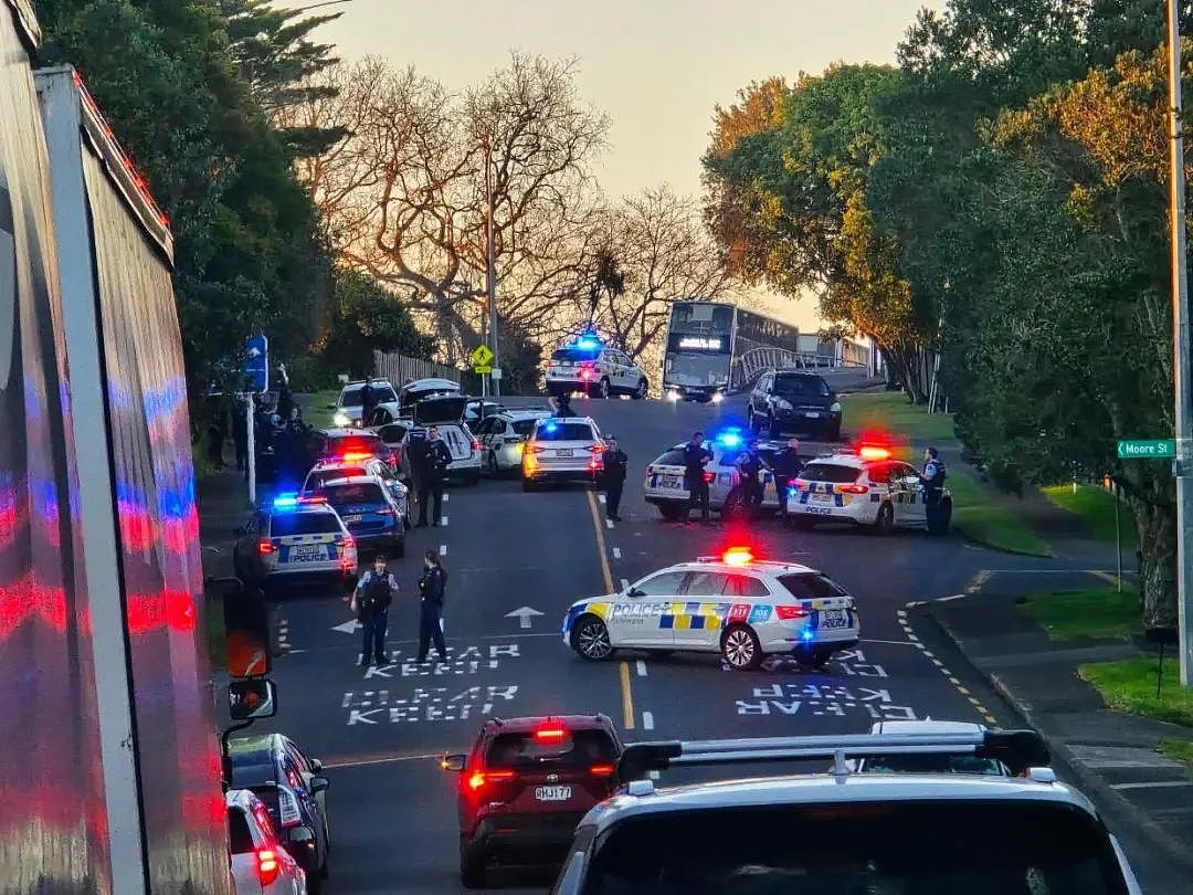 早高峰惊魂,北岸15辆警车追捕封路;当街抢鞋抢衣服,团伙持刀威胁;奥克兰海滨豪宅遭重创,万套房产被“降级”(组图) - 2