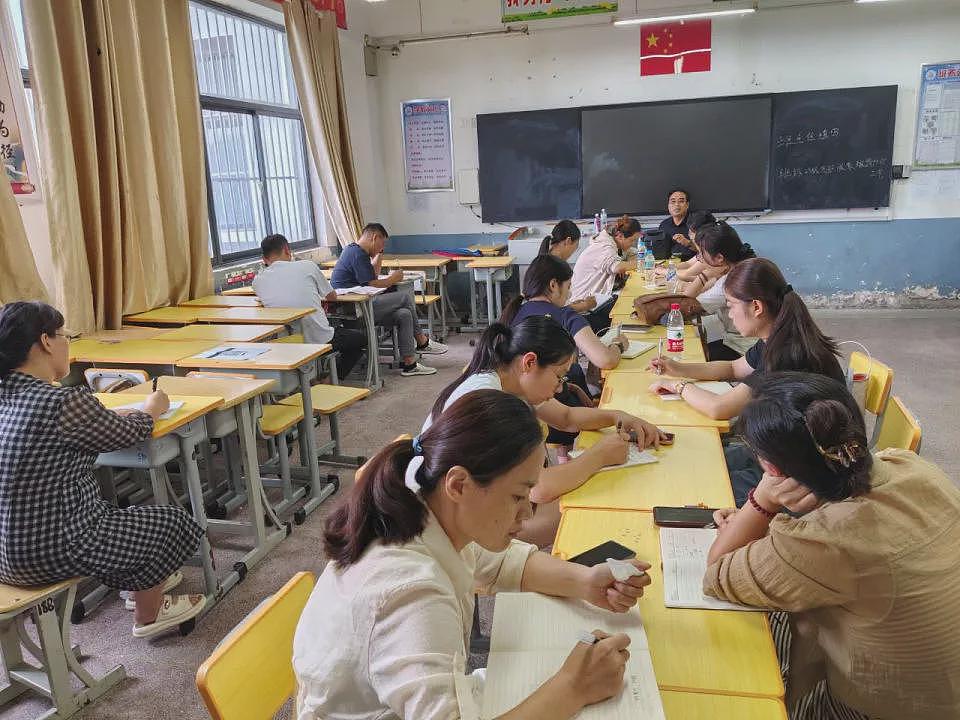 生源少了，小学老师都跑去教高中了（组图） - 1